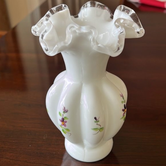 Fenton Violets in the Snow vase - Picture 2 of 6